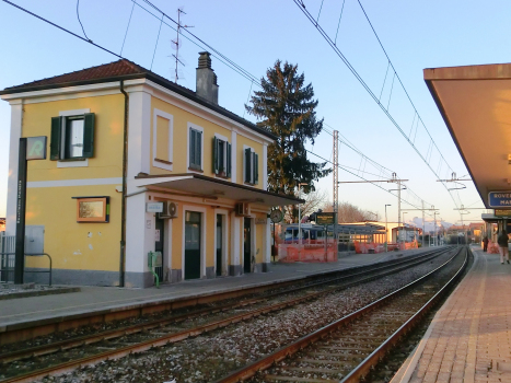 Rovellasca-Manera Station