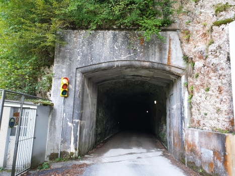 Tunnel an der Talsperre Barcis