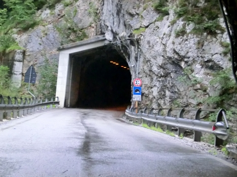 Tunnel an der Talsperre Maina