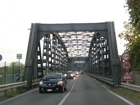 Cremona road Bridge across Po river