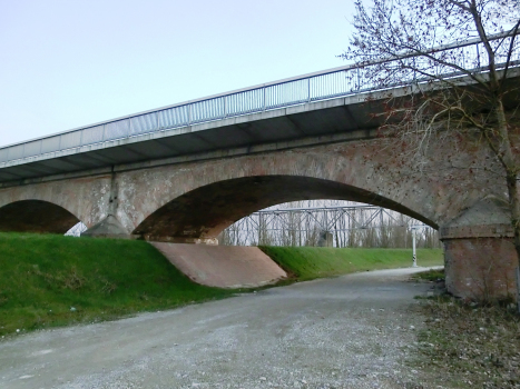 Straßenbrücke über die Trebbia