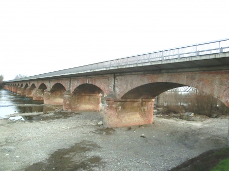 Straßenbrücke über die Trebbia