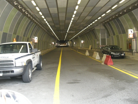 Dogana Tunnel, three-lane section