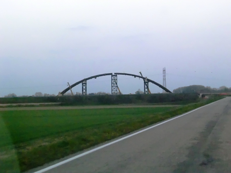 The first cor-ten arch span under construction at Bagnolo San Vito side