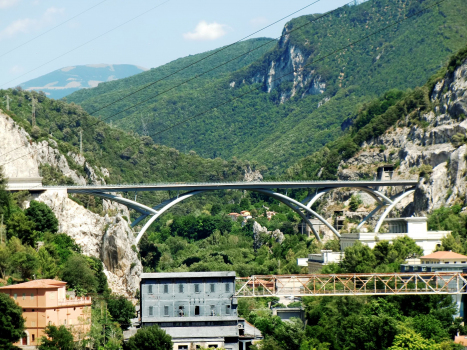 Bogenbrücke über die Valnerina