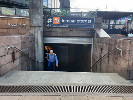 T-bane-Bahnhof Jernbanetorget