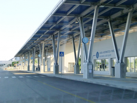 Fußgängerbrücke am Flughafen Trieste