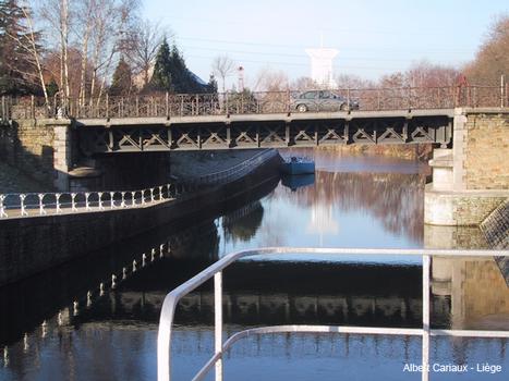 Ourthe-Kanal in Lüttich, Belgien – Strassenbrücke im Zuge der Rue Lecocq