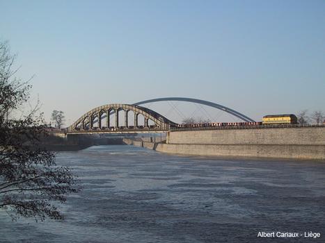 Eisenbahnbrücke zur Monsin-Insel in Lüttich, Belgien