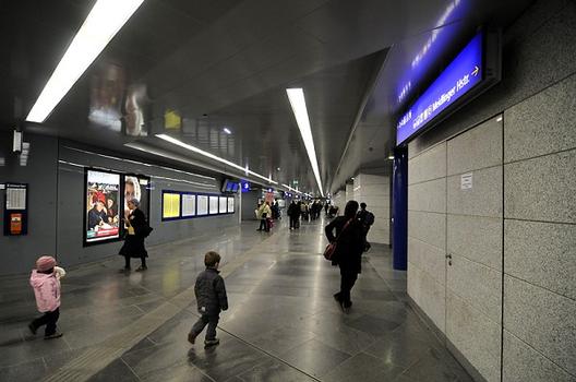 Bahnhof Wien Meidling, die unterirdisch errichtete Bahnhofshalle und Zugang zum U-Bahnhof Philadelphiabrücke der Linie U 6