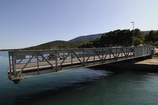 Brücke Cres-Lošinj. Pünktlich um 17:00 wird die Brücke lautlos gedreht und der Kanal für die Schiffahrt freigegeben