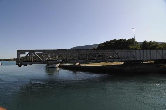 Brücke Cres-Lošinj. Pünktlich um 17:00 wird die Brücke lautlos gedreht und der Kanal für die Schiffahrt freigegeben