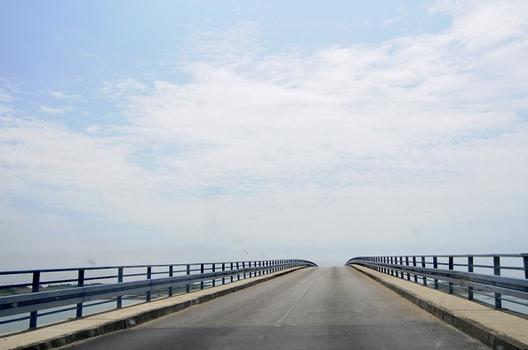 Brücke Vir, Überfahrt von der Insel auf das Festland