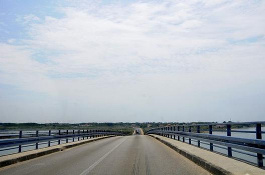 Brücke Vir, Überfahrt von der Insel auf das Festland