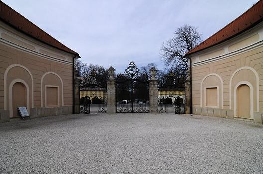 Schloss Esterházy, Haupteingang vom Schlossvorhof gesehen