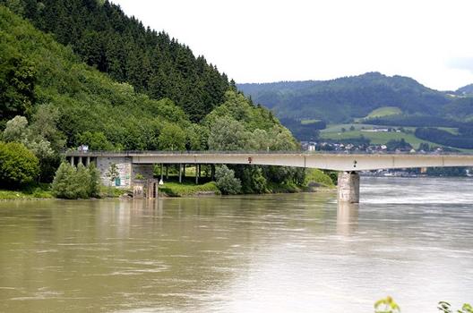 Donaubrücke Grein-Tiefenbach, gesehen stromaufwärts vom Niederösterreichischen Donauufer