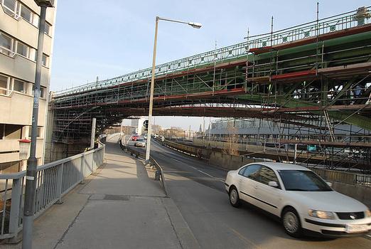 Gürtelbrücke unter einer ehemaligen Stadbahnbrücke (Neugestaltung als Fußgänger- Radweg)