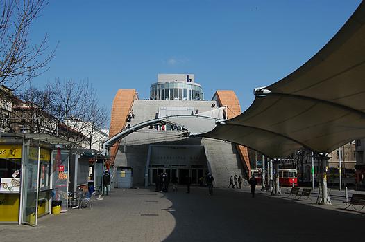 Hauptbibliothek, Wien Eingang zur Bibliothek und Zugang zum U Bahnhof Burggasse Stadthalle