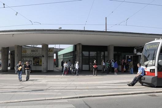Kennedybrücke, Straßenbahnstation und Zugang zum U-Bahnhof Hietzing
