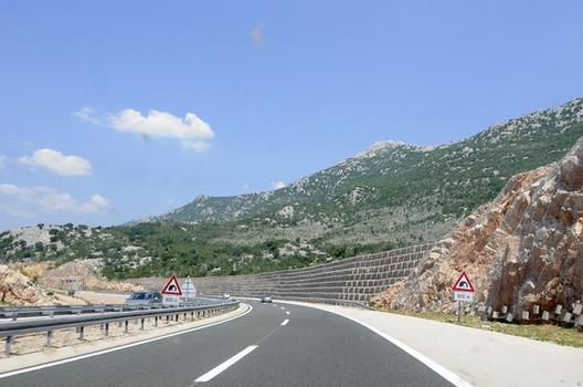 Autobahn A 1 (Kroatien) vom Tunnel Sv. Rok hinunter nach Maslenica