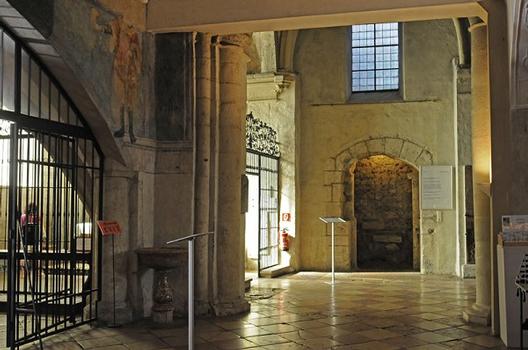 Michaelerkirche, W Portal und zugemauertes N Portal, die ältesten Teile der Kirche