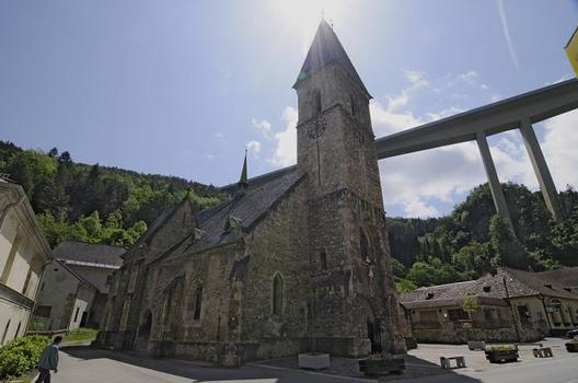 Pfarrkirche Schottwien, im Hintergrund die Talbrücke Schottwien