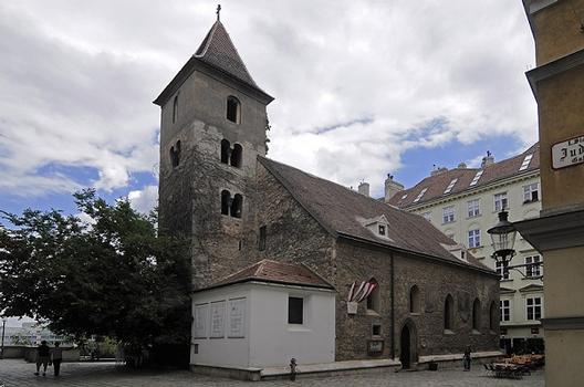 Ruprechtskirche gotische Südwand (weiß: Reste des ehemaligen Westvorbaus aus 1835)