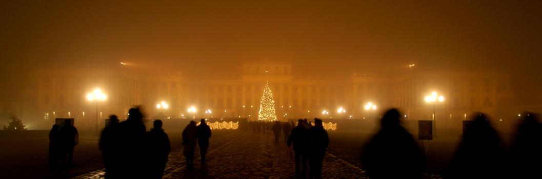 Christmas market in front of Schönbrunn Castle