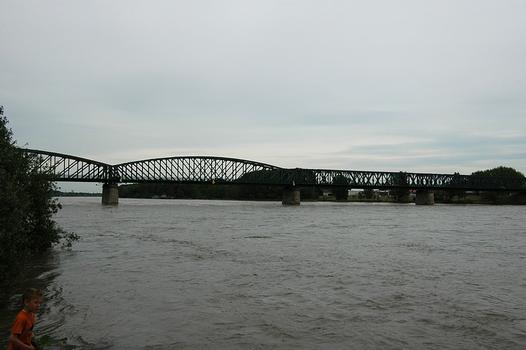 Donaubrücke zwischen Stein und Mautern. Straßen- und Fußgängerbrücke