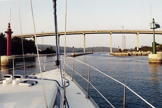 Brücke Ugljan Pašman. Passage in östlicher Richtung