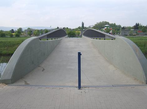 Robert-Gernhardt-Brücke, mit dem von ihm gezeichneten Grüngürteltier (eine Anspielung auf den um Frankfurt liegenden Grüngürtel)