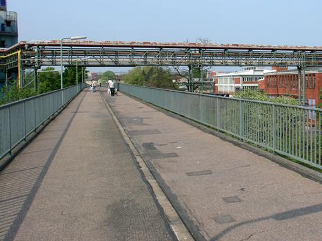 Foot and cycle bridge across Cassellastrasse in Frankfurt
