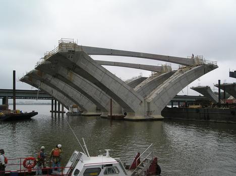 Completed Woodrow Wilson Bridge V-Pier with concrete tension tie. Prior to placement of deck girder