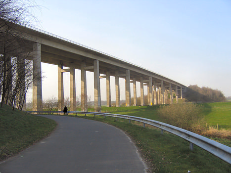 Autobahnbrücke A29 bei Oldenburg über die Hunte