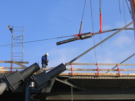 Schrägseilbrücke der A281 in Bremen-Neustadt;Montage eines Tragseiles