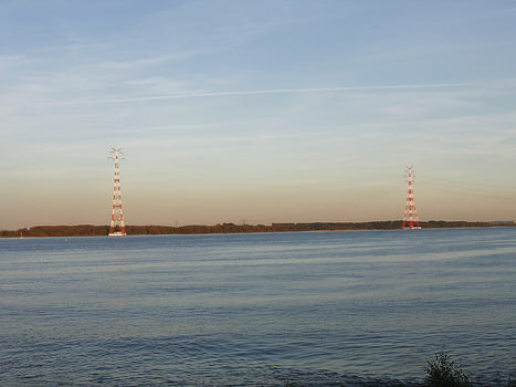 Pylônes du franchissement des lignes 1 et 2 à haute tension sur l'Elbe