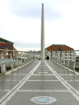 Pedestrian bascule bridge at Vegesacker Hafen, Bremen