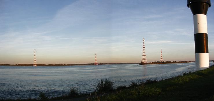 Pylônes du franchissement des lignes 1 et 2 à haute tension sur l'Elbe