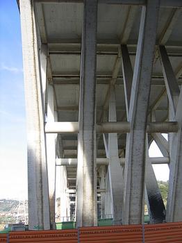 Autobahnbrücke der A1 do Norte über den Trancão