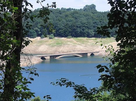 Die sonst versunkende Derenbachtalbrücke – Überflutet bisher von Mitte 1958 bis Ende 2007 – Noch sichtbar bis Ende 2008