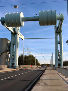 Bascule bridge across the Schwinge at Stade