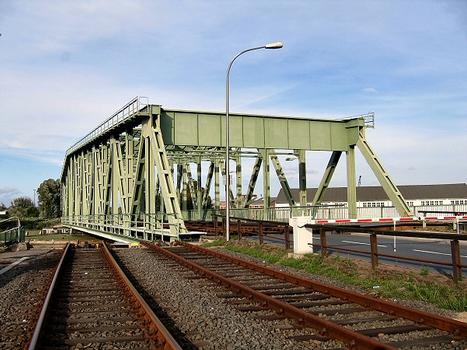 Grosse Drehbrücke Bremerhaven öffnet