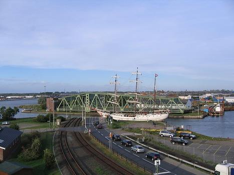 Grosse Drehbrücke Bremerhaven geöffnet