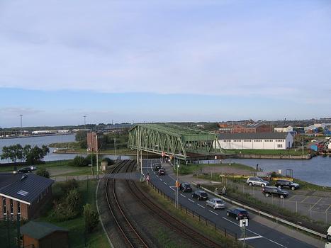 Grosse Drehbrücke Bremerhaven schliesst