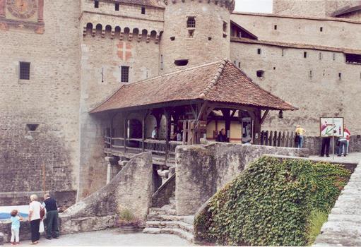 Eingangsbrücke zum Schloss Chillon