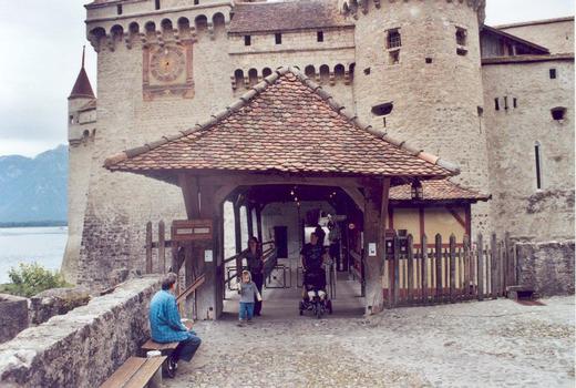 Eingangsbrücke zum Schloss Chillon