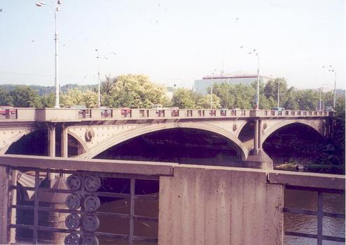 Hlakuv most, Prag