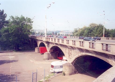 Hlakuv most, Prague