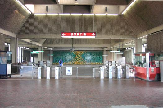 Intérieur de l'édicule de la Station Viau en regardant vers l'est direction Honoré-Beaugrand; 06/27 ligne Verte métro de Montréal