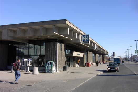 Édicule de la station Viau situé sur l'avenue Pierre de Coubertin, 06/27 ligne Verte métro de Montréal